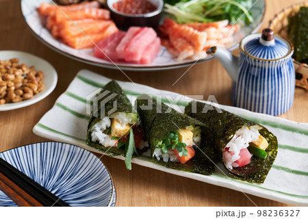 手巻き寿司 98236327