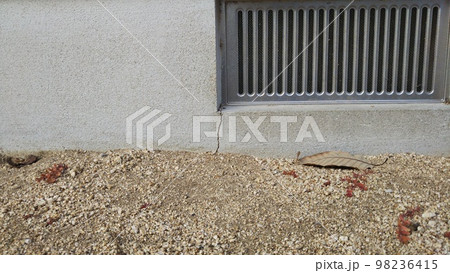 基礎にひび割れがある床下換気口 98236415