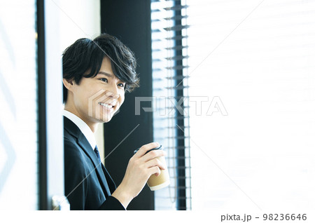 若いビジネスマンのポートレート 98236646
