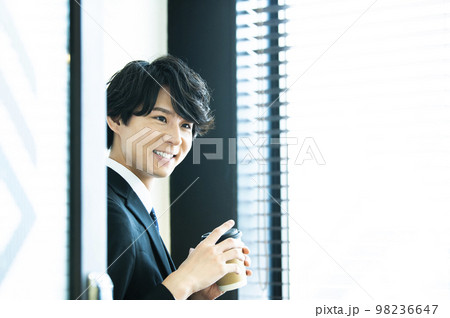 若いビジネスマンのポートレート 98236647