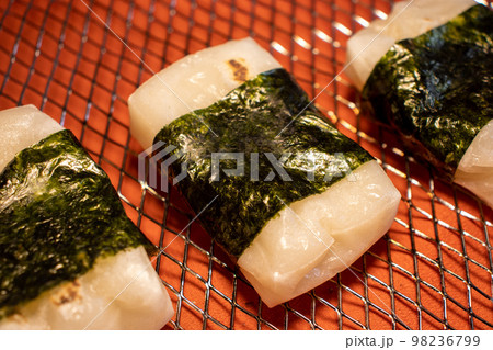 海苔を巻いて並べた切り餅 98236799
