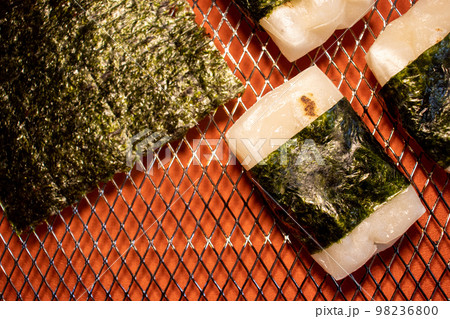 網の上に乗せた海苔と切り餅 98236800