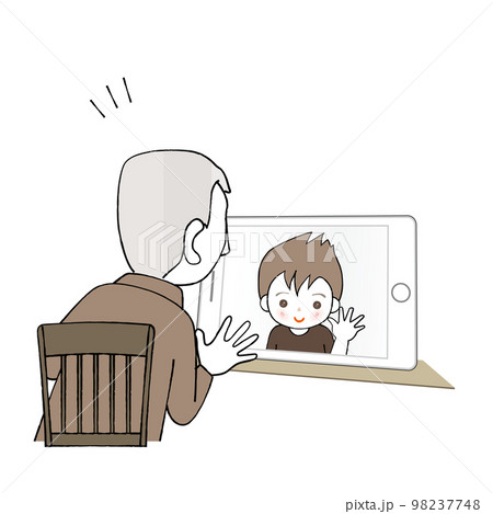 孫の男の子とビデオ通話をするシニア男性 98237748