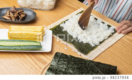 巻き寿司・海苔巻きの調理シーン 巻き寿司・海苔巻きの調理シーン 98237938