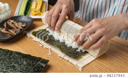 巻き寿司・海苔巻きの調理シーン 98237943