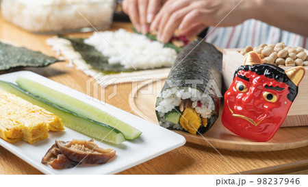 恵方巻き・豆まき 節分イメージ 恵方巻き・豆まき 節分イメージ 98237946