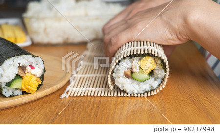 巻き寿司・海苔巻きの調理シーン 98237948