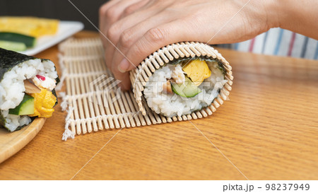 巻き寿司・海苔巻きの調理シーン 巻き寿司・海苔巻きの調理シーン 98237949