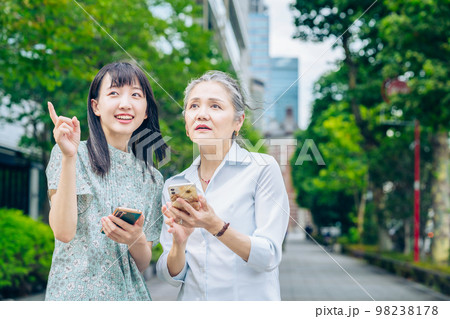 スマホを使う親子（歳の離れた女性たち）  98238178