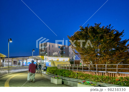 東京練馬の都市風景　大泉学園駅　大泉学園駅前広場 98238330