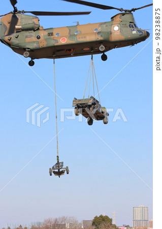 ヘリコプターによる車両懸架　離島奪還演習　島嶼防衛演習 98238875
