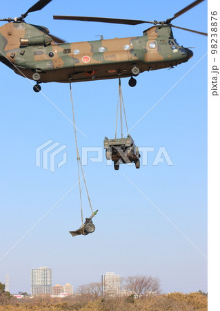 ヘリコプターによる車両懸架　離島奪還演習　島嶼防衛演習 98238876