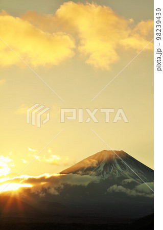 富士山と初日の出 98239439