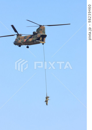 大型ヘリコプターに吊り下げられる自衛隊員　離島奪還演習 98239460