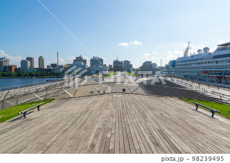 神奈川県　横浜港大さん橋国際客船ターミナル　くじらのせなか 98239495