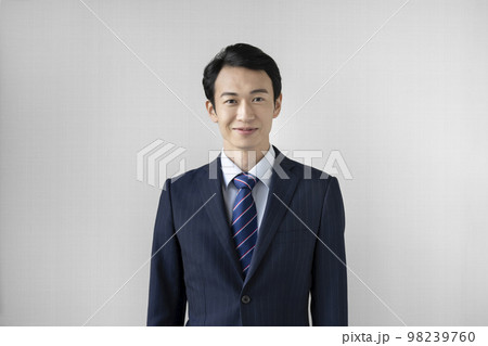 30代のビジネスマン カメラ目線 ポートレート 30代のビジネスマン カメラ目線 ポートレート 98239760