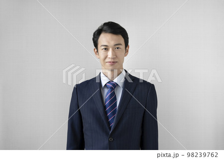 30代のビジネスマン カメラ目線 ポートレート 30代のビジネスマン カメラ目線 ポートレート 98239762