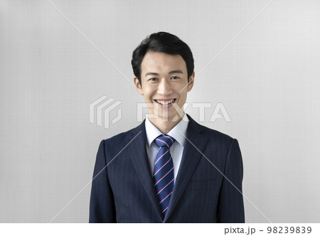 笑顔の30代のビジネスマン　カメラ目線　ポートレート 98239839