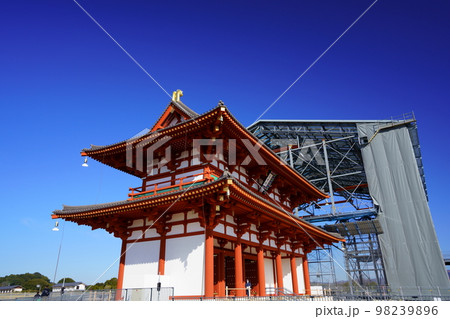 平城宮跡歴史公園整備工事・完成した大極殿南門と背景の東楼工事 98239896