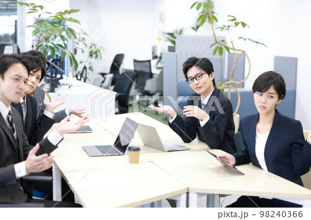 プレゼンテーションに対してお手上げのポーズのビジネスパーソン5人_2 プレゼンテーションに対してお手上げのポーズのビジネスパーソン5人_2 98240366