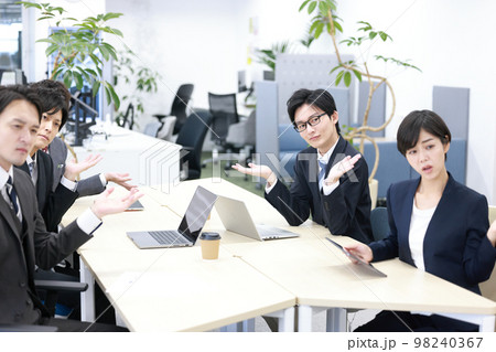 プレゼンテーションに対してお手上げのポーズのビジネスパーソン5人_3 プレゼンテーションに対してお手上げのポーズのビジネスパーソン5人_3 98240367