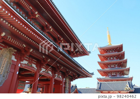 浅草寺の宝蔵門と五重塔　東京の観光地 98240462