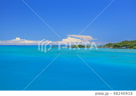 沖縄_快晴とビーチの絶景風景 98240918