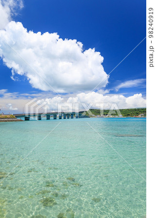 沖縄_快晴とビーチの絶景風景 98240919