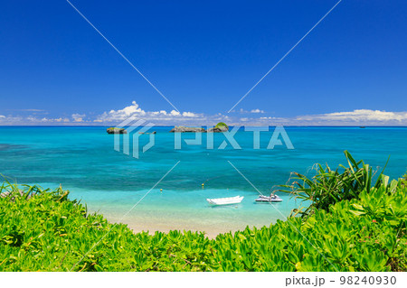 沖縄_快晴とビーチの絶景風景 98240930