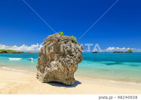 沖縄_快晴とビーチの絶景風景 沖縄_快晴とビーチの絶景風景 98240938