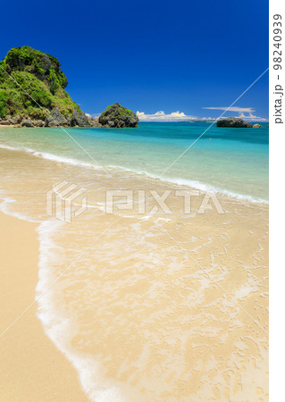 沖縄_快晴とビーチの絶景風景 98240939