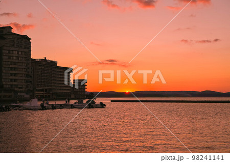 石川県七尾市和倉温泉　加賀屋　七尾湾に沈む夕日 98241141