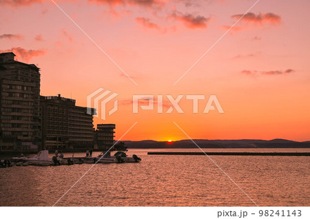 石川県七尾市和倉温泉 加賀屋 七尾湾に沈む夕日 石川県七尾市和倉温泉 加賀屋 七尾湾に沈む夕日 98241143