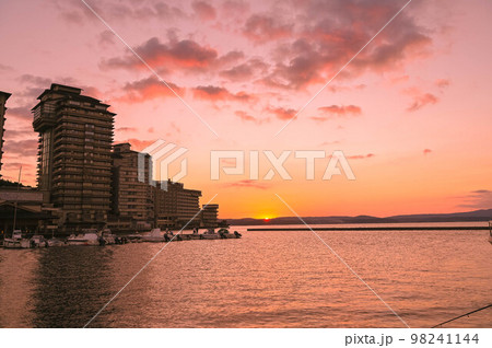石川県七尾市和倉温泉　加賀屋　七尾湾に沈む夕日 98241144