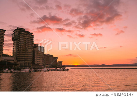 石川県七尾市和倉温泉　加賀屋　七尾湾に沈む夕日 98241147
