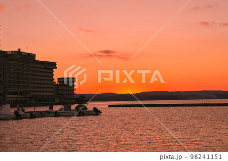 石川県七尾市和倉温泉　加賀屋　七尾湾に沈む夕日 98241151