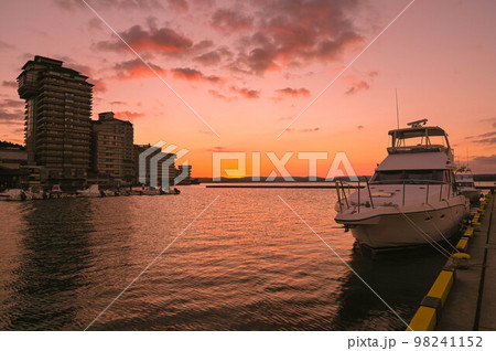 石川県七尾市和倉温泉　加賀屋　七尾湾に沈む夕日 98241152