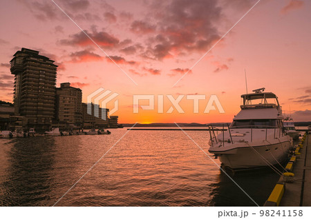 石川県七尾市和倉温泉　加賀屋　七尾湾に沈む夕日 98241158