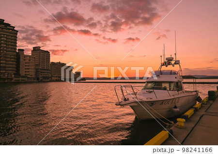 石川県七尾市和倉温泉 加賀屋 七尾湾に沈む夕日 石川県七尾市和倉温泉 加賀屋 七尾湾に沈む夕日 98241166