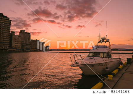 石川県七尾市和倉温泉　加賀屋　七尾湾に沈む夕日 98241168