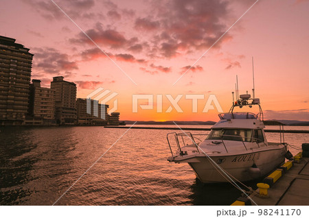 石川県七尾市和倉温泉 加賀屋 七尾湾に沈む夕日 石川県七尾市和倉温泉 加賀屋 七尾湾に沈む夕日 98241170
