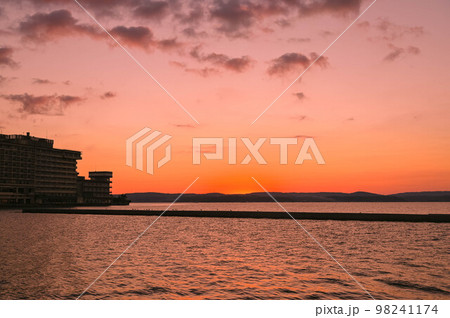 石川県七尾市和倉温泉　加賀屋　七尾湾に沈む夕日 98241174