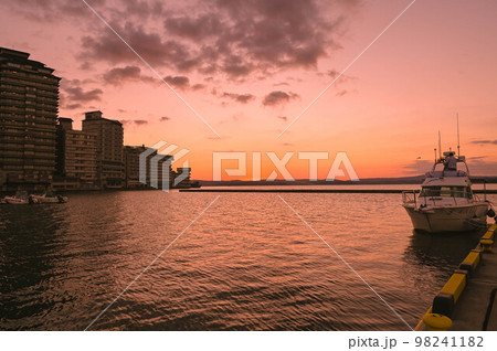 石川県七尾市和倉温泉　加賀屋　七尾湾に沈む夕日 98241182
