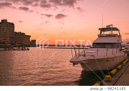 石川県七尾市和倉温泉　加賀屋　七尾湾に沈む夕日 98241185