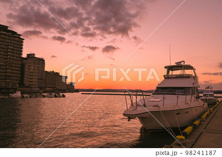 石川県七尾市和倉温泉　加賀屋　七尾湾に沈む夕日 98241187