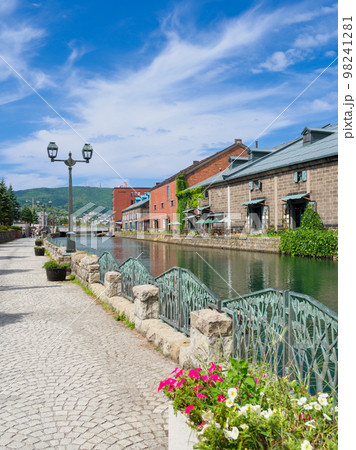 北海道_夏の小樽運河の風景 98241281