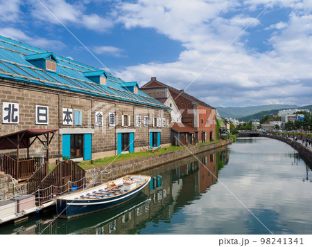 北海道_夏の小樽運河の風景 98241341