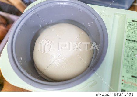 お正月イメージ素材　餅つき機 98241401