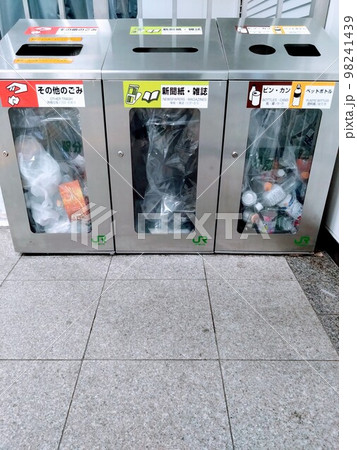 駅のゴミ箱 98241439