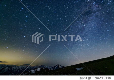 北アルプス・蝶ヶ岳から見る星空と常念岳の夜景 北アルプス・蝶ヶ岳から見る星空と常念岳の夜景 98241440